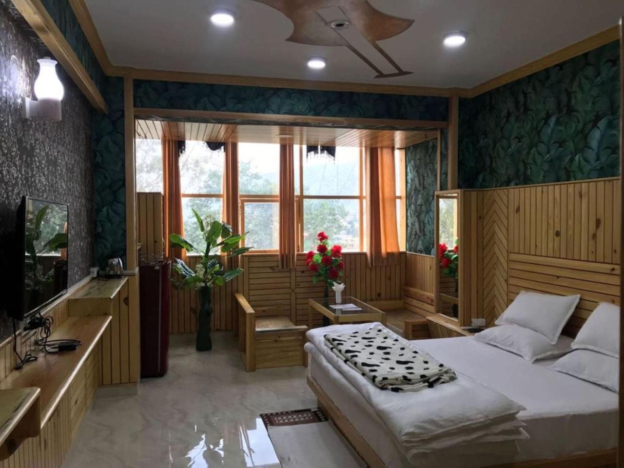 Oyo 37525 Hotel Mall Palace Pithoragarh Ngoại thất bức ảnh