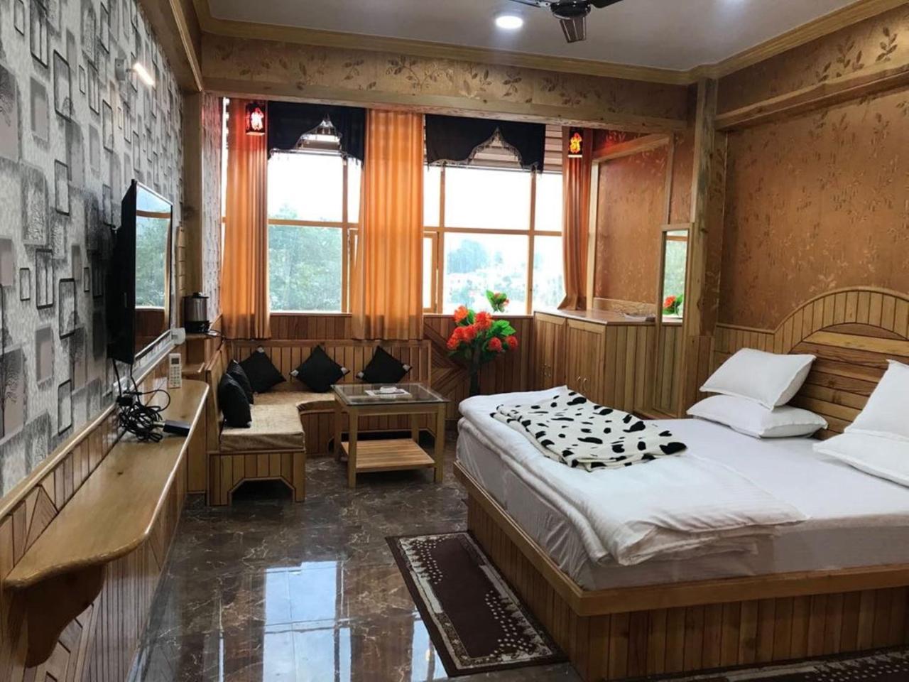 Oyo 37525 Hotel Mall Palace Pithoragarh Ngoại thất bức ảnh